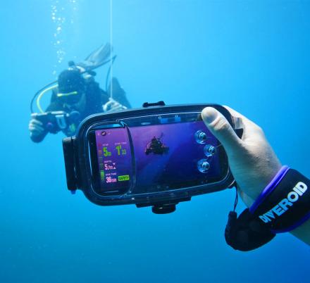 Diveroid Turns Your Smart Phone Into an All-in-One Diving Monitor and Underwater Camera