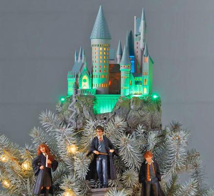 Hogwarts Christmas Tree Topper Is Perfect For Harry Potter Fans