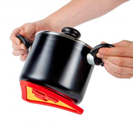 Magnetic Trivet Sticks To Bottom of Pot While Carrying - Magnetic Hot Pad