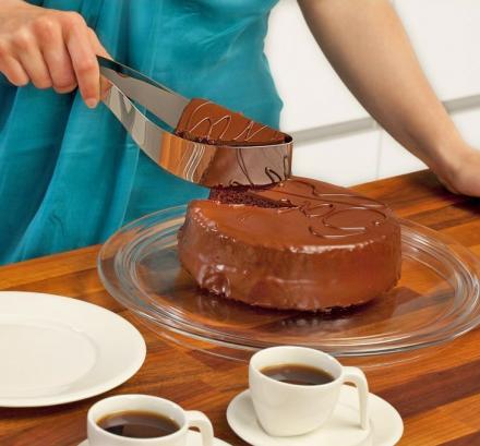 Magisso Cake Server and Slicer Lets You Easily Squeeze and Serve