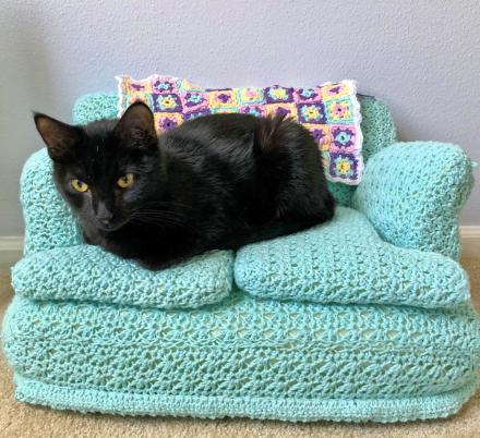 People Are Making Tiny Crochet Cat Couches, And We Can't Get Enough Of Them