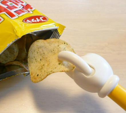 This Potato Chip Grabber Keeps Your Hands Clean While Snacking