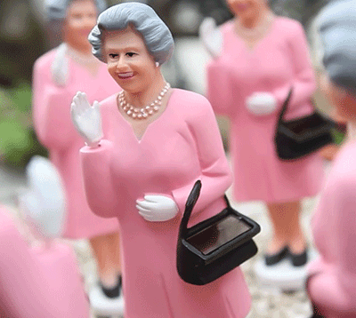 This Waving Queen Is Powered By a Small Solar Panel