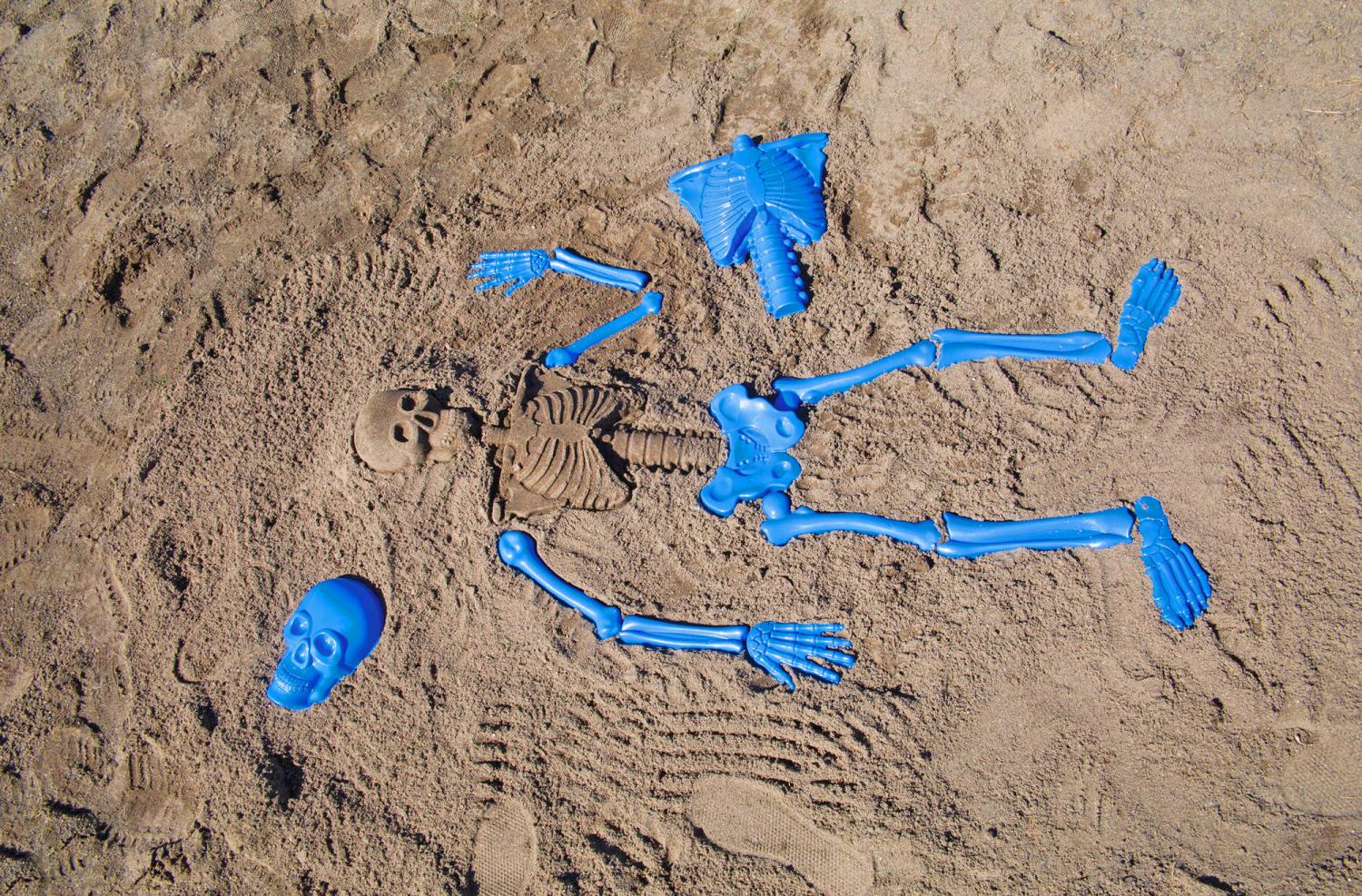 Bag O Bones Beach Skeleton - Plastic beach molds toy let you create human skeleton in sand