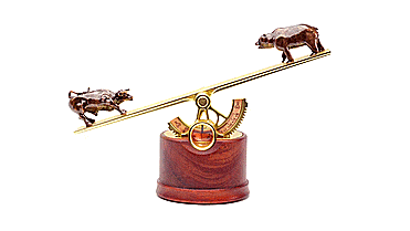 Bear or Bull Market Kinetic Moving Sculpture Shows Market Status In Real-time - Best desk ornament stock market gadget