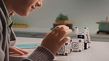 Cozmo Cute Mini Robot - Interactive home robot toy for kids - Bulldozer robot like Wall-e