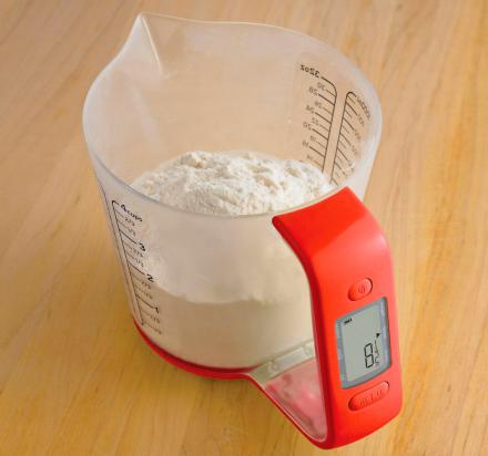 This Automatic Digital Measuring Cup Has a Built-In Food Scale