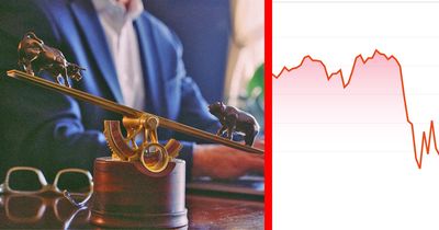 Incredible Kinetic Sculpture Shows Bear or Bull Market Status In Real-time