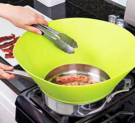 This Silicone Frywall Protects You From Splattering Grease While Cooking