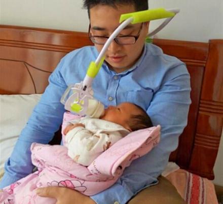 This Hands-Free Baby Bottle Holder Has a Flexible Arm To Make Your Life Easier