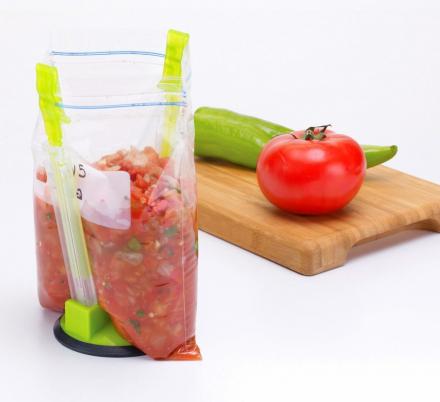 This Hands-Free Ziploc Bag Holder Helps You Easily Bag-Up Your Leftovers