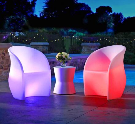 These Illuminating Outdoor Chairs Create The Ultimate Nighttime Poolside Experience