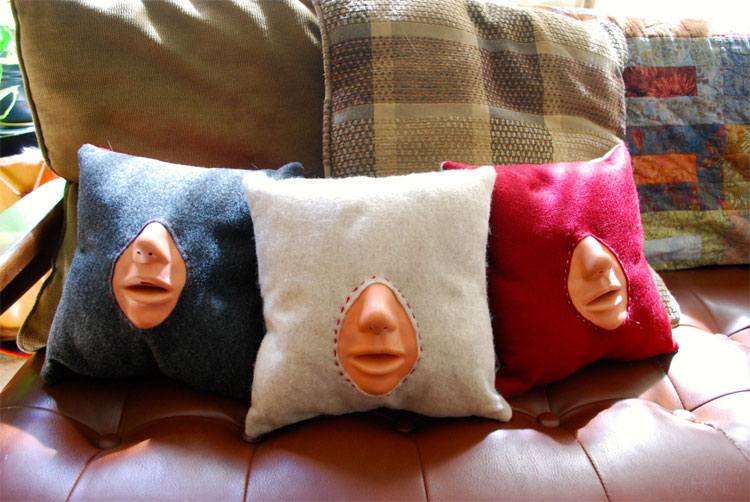 Kissing Practice Pillow - Creepy fake mouth practice kissing pillow