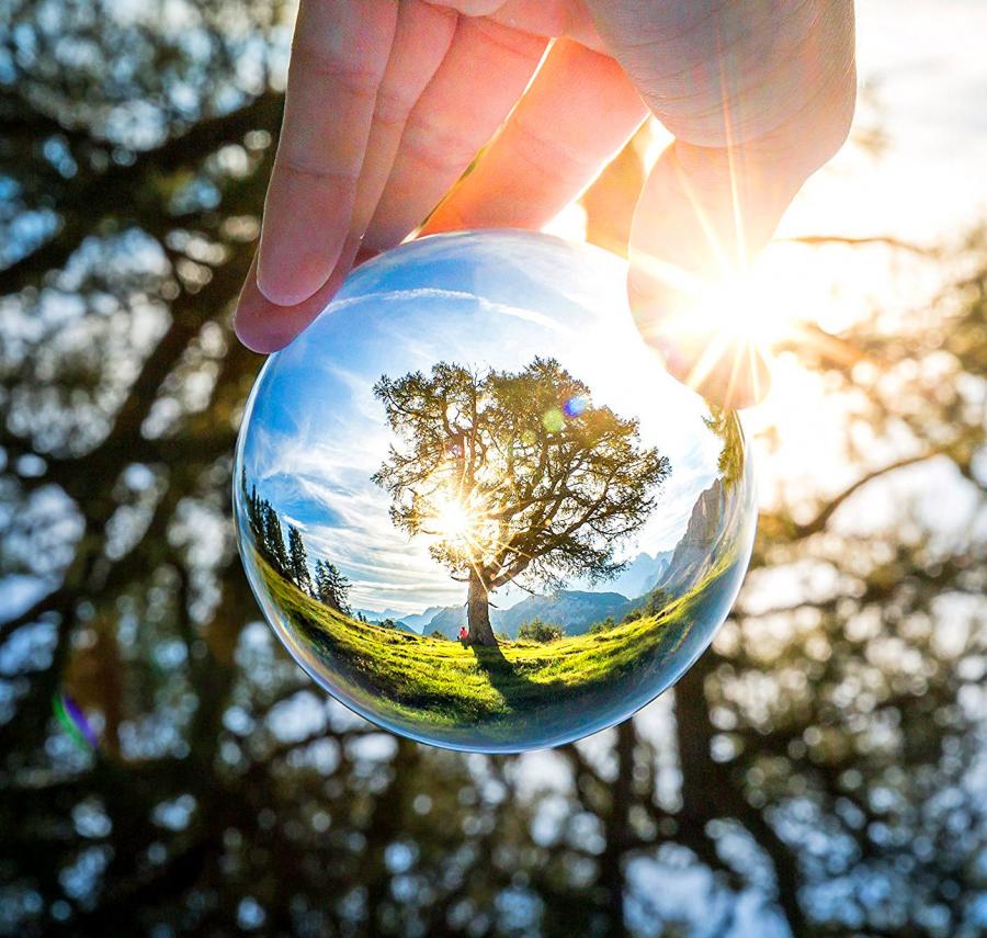 Spherical Crystal Ball Lens Gets You Amazing Photographs