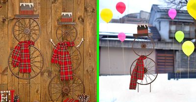 These Vintage Bicycle Wheels Turned Into Snowmen Make Super Cute Christmas Decorations