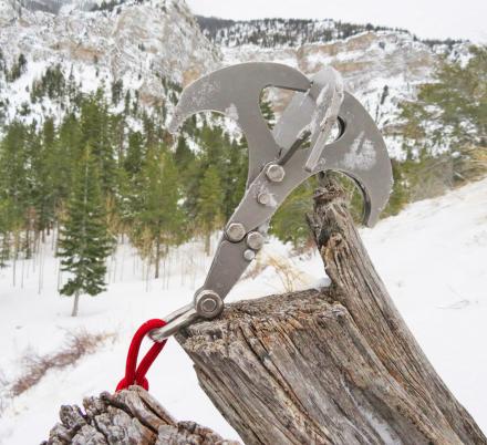 This Amazing Mechanical Claw Grappling Hook Tool Helps You Become