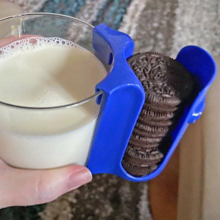 This Oreo Dunking Set Stores Your Cookies On The Side Of Your Glass