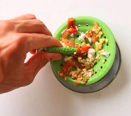 Tweak Strainer Lets You Clean Your Sink Without Touching Nasty Wet Food