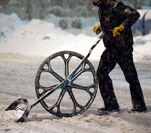 Snow Wolf Snow Shovel With a Wheel