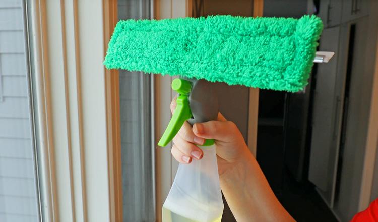 https://odditymall.com/includes/content/upload/3-in-1-window-cleaner-8936.jpg