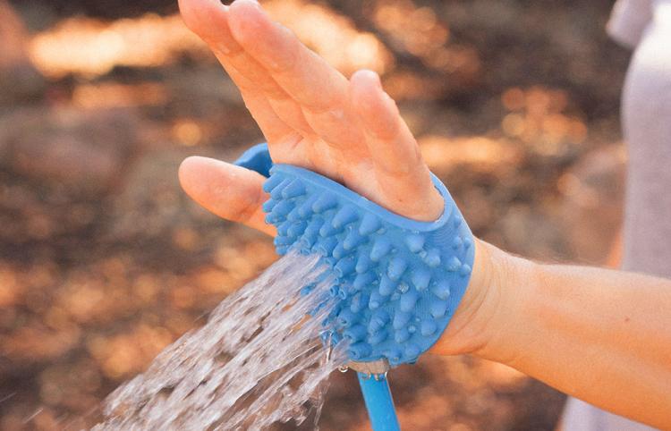 Aquapaw Palm Dog Scrubber and Sprayer - Spray water from your palm to wash your dog - connects to garden hose or shower head