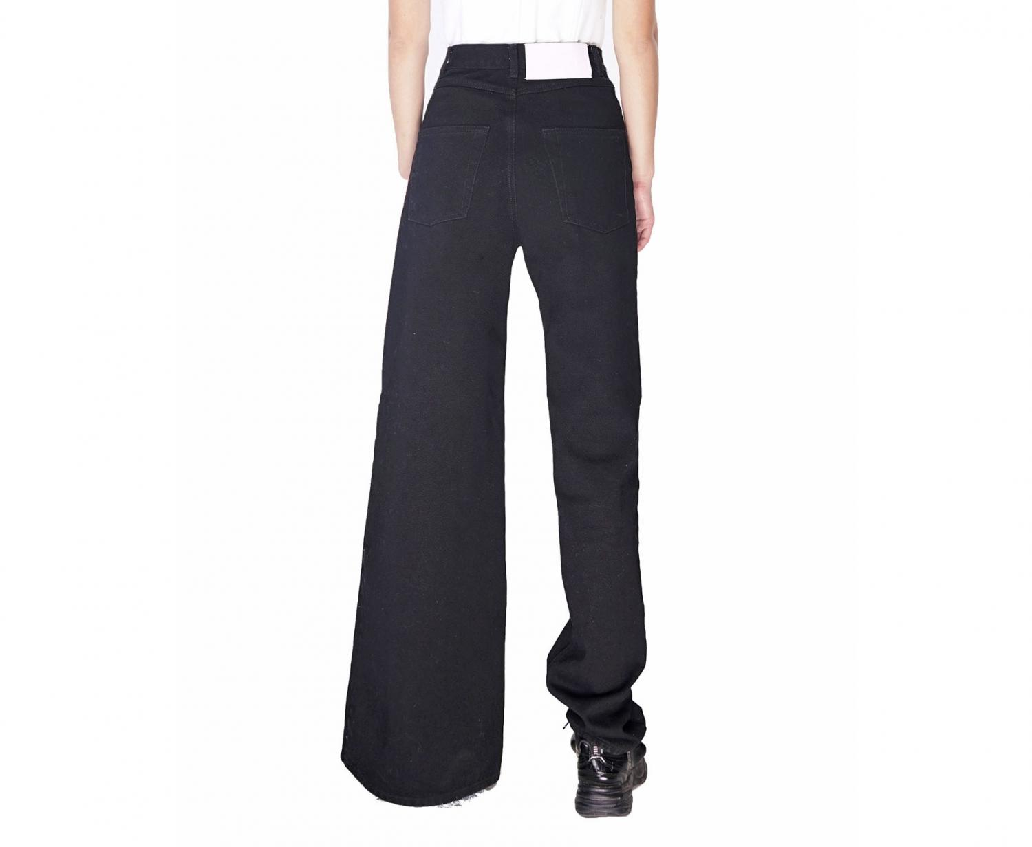 Asymmetrical One-Legged Pants Are a Strangely Sexy 2022 Trend