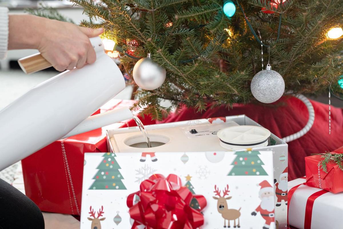 HoHoHoH2o - Automatic Christmas Tree Watering Device Is Disguised As a Present
