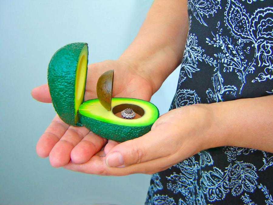 https://odditymall.com/includes/content/upload/avocado-ring-holder-7423.jpg