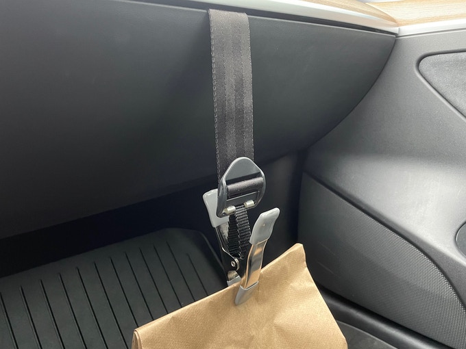 Bago To-Go Back Glovebox Clip Prevents Food Bag From Tipping Over