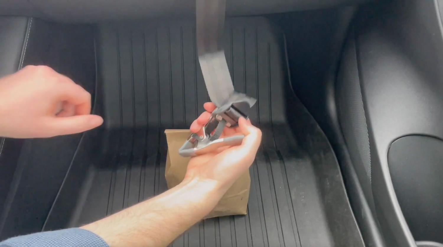 Bago To-Go Back Glovebox Clip Prevents Food Bag From Tipping Over