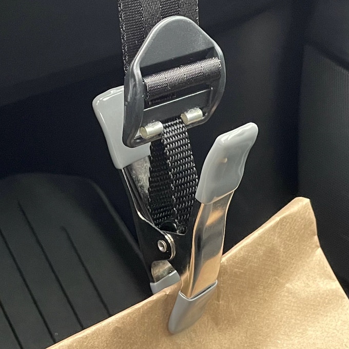 Bago To-Go Back Glovebox Clip Prevents Food Bag From Tipping Over