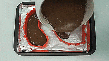 Bake Snake: Flexible Cake Molder Lets You Bake Any Shaped Cake