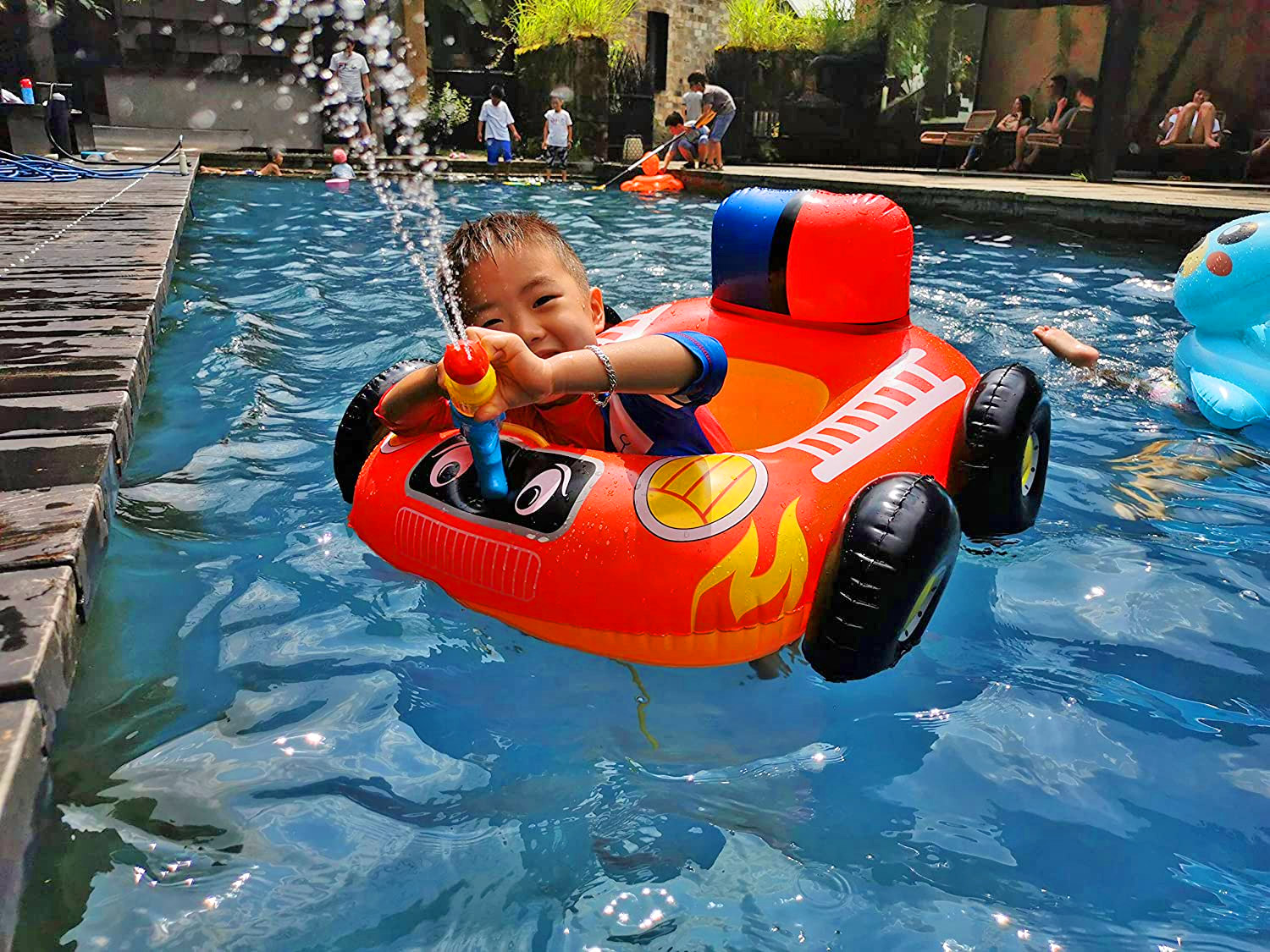 Inflatable pool float with integrated squirt guns - Pool toy with built-in water blaster