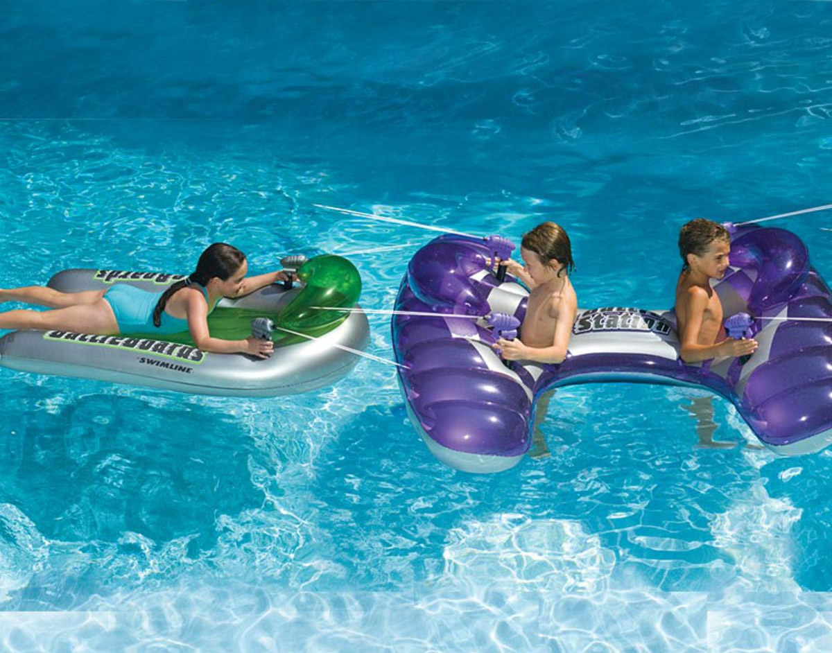 Inflatable pool float with integrated squirt guns - Pool toy with built-in water blaster