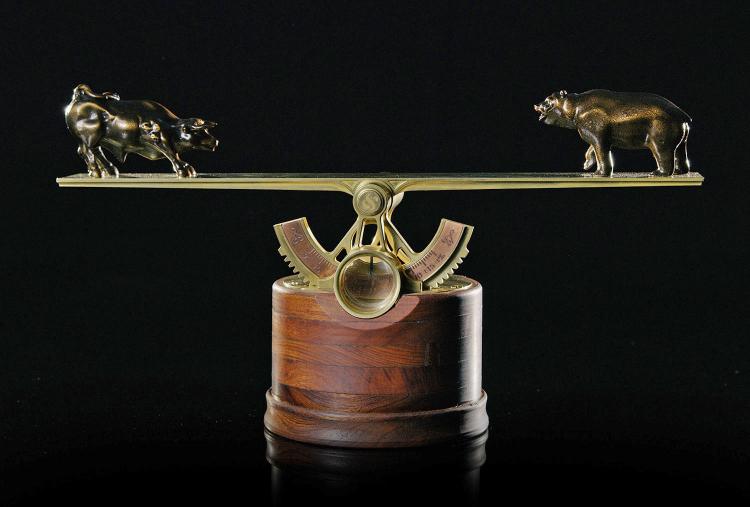 Bear or Bull Market Kinetic Moving Sculpture Shows Market Status In Real-time - Best desk ornament stock market gadget