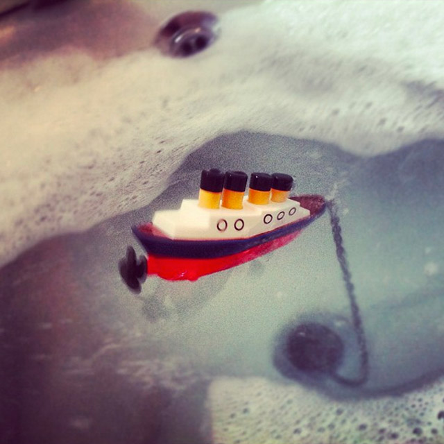 Sinking titanic bath stopper