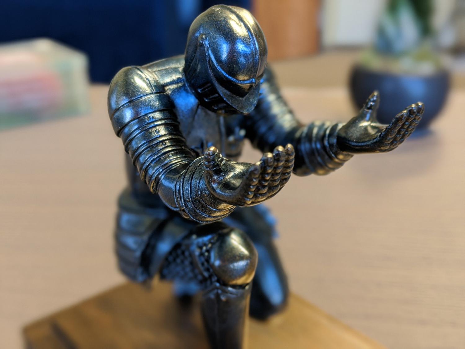 Bowing Knight Pen Holder - Medieval knight pen holder