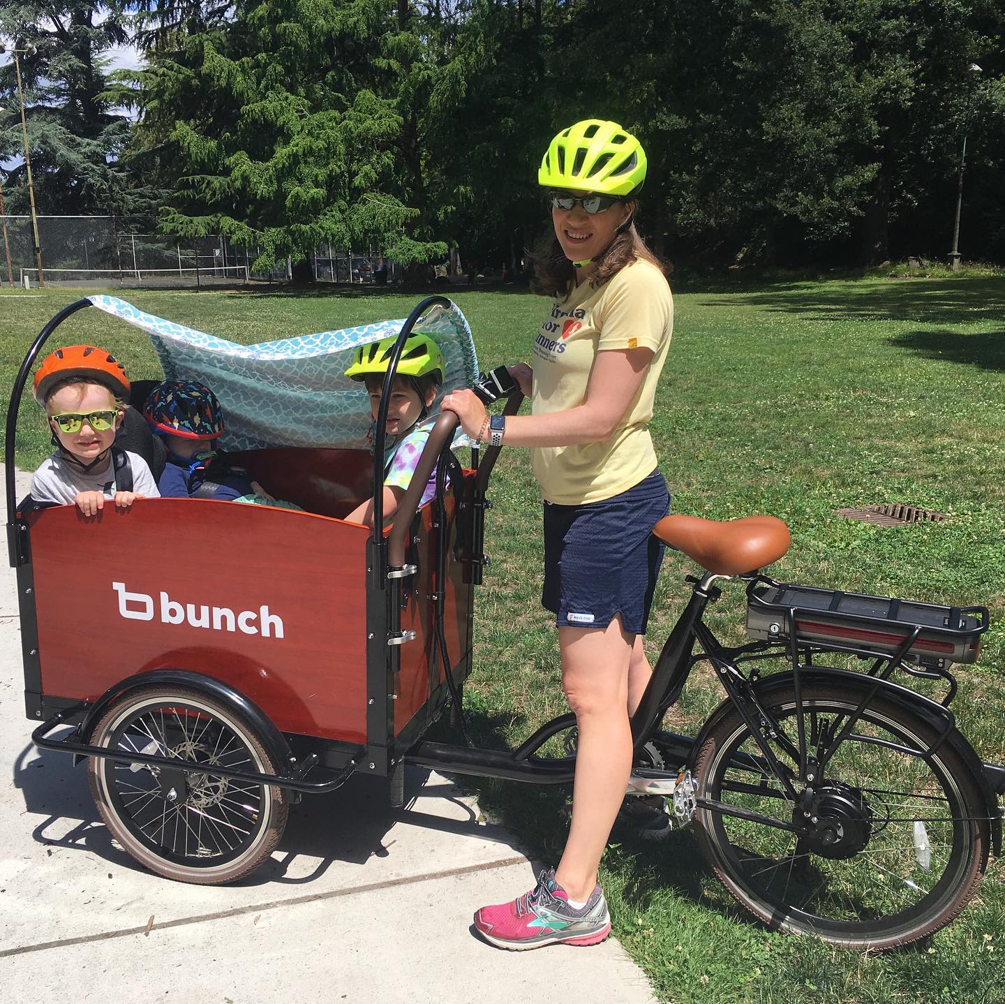 The Bunch Electric Cargo Bike Lets You Haul Up To 4 Children In