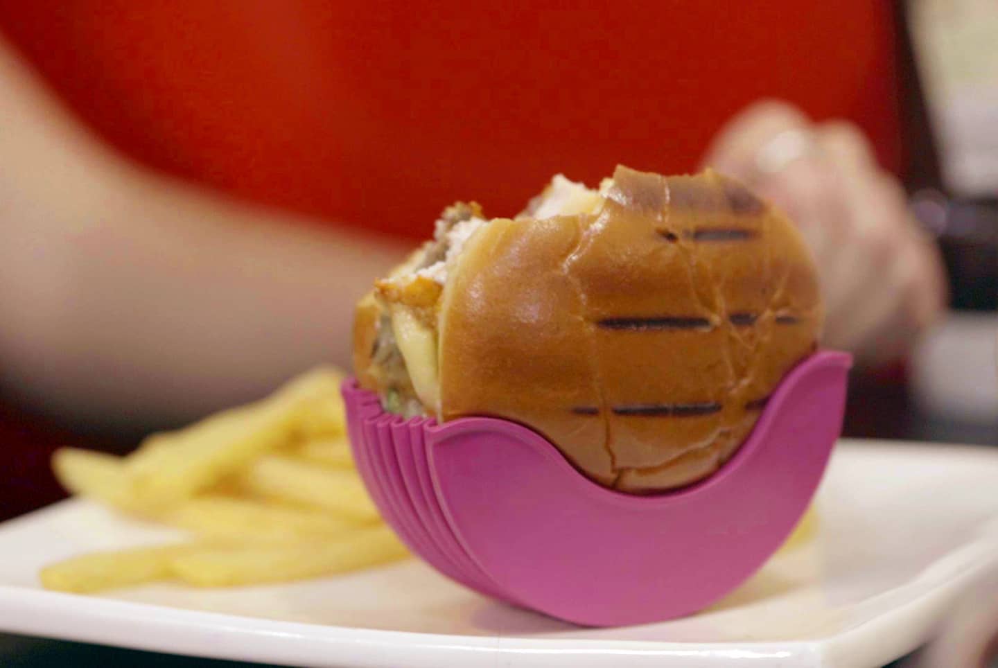 Burger Buddy Hamburger Holder - Silicone burger holder prevents juices and sauces from spilling