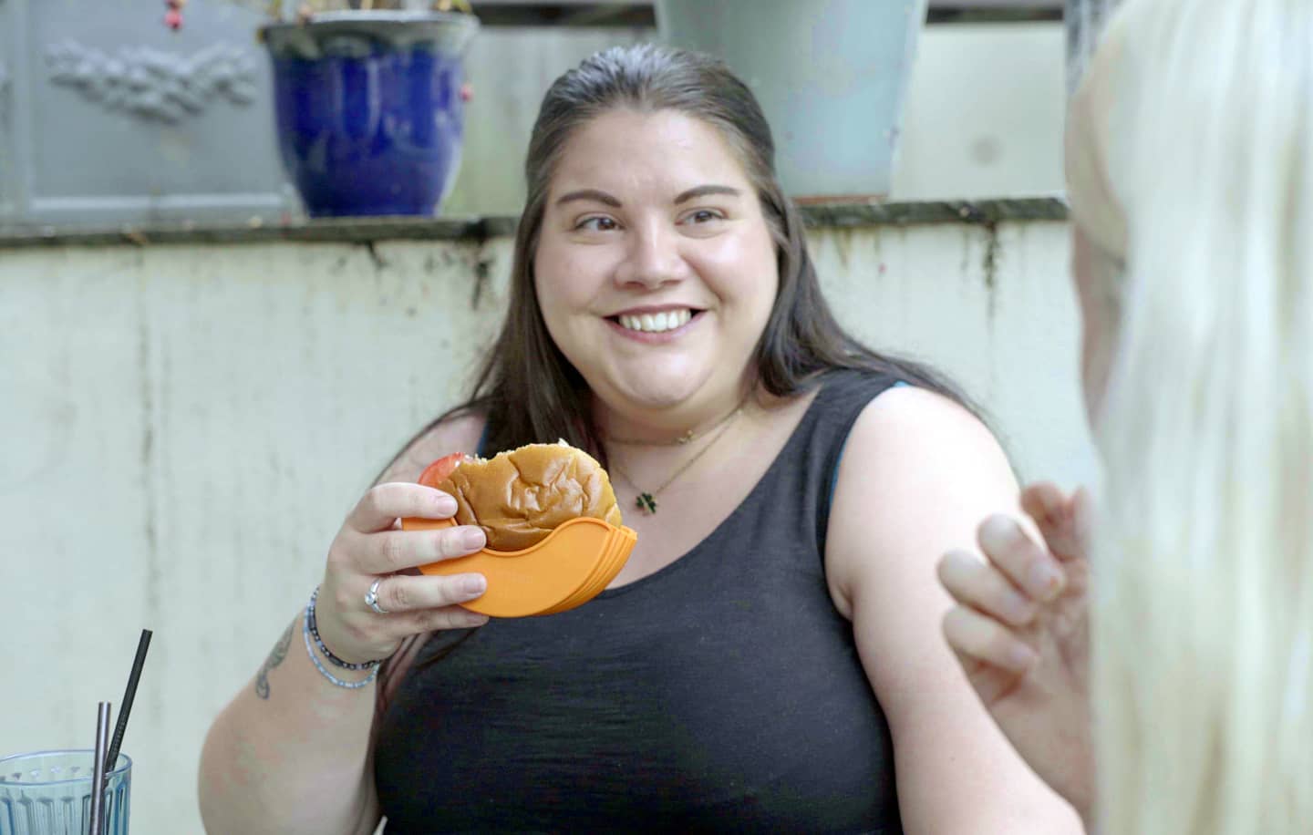 Burger Buddy Hamburger Holder - Silicone burger holder prevents juices and sauces from spilling