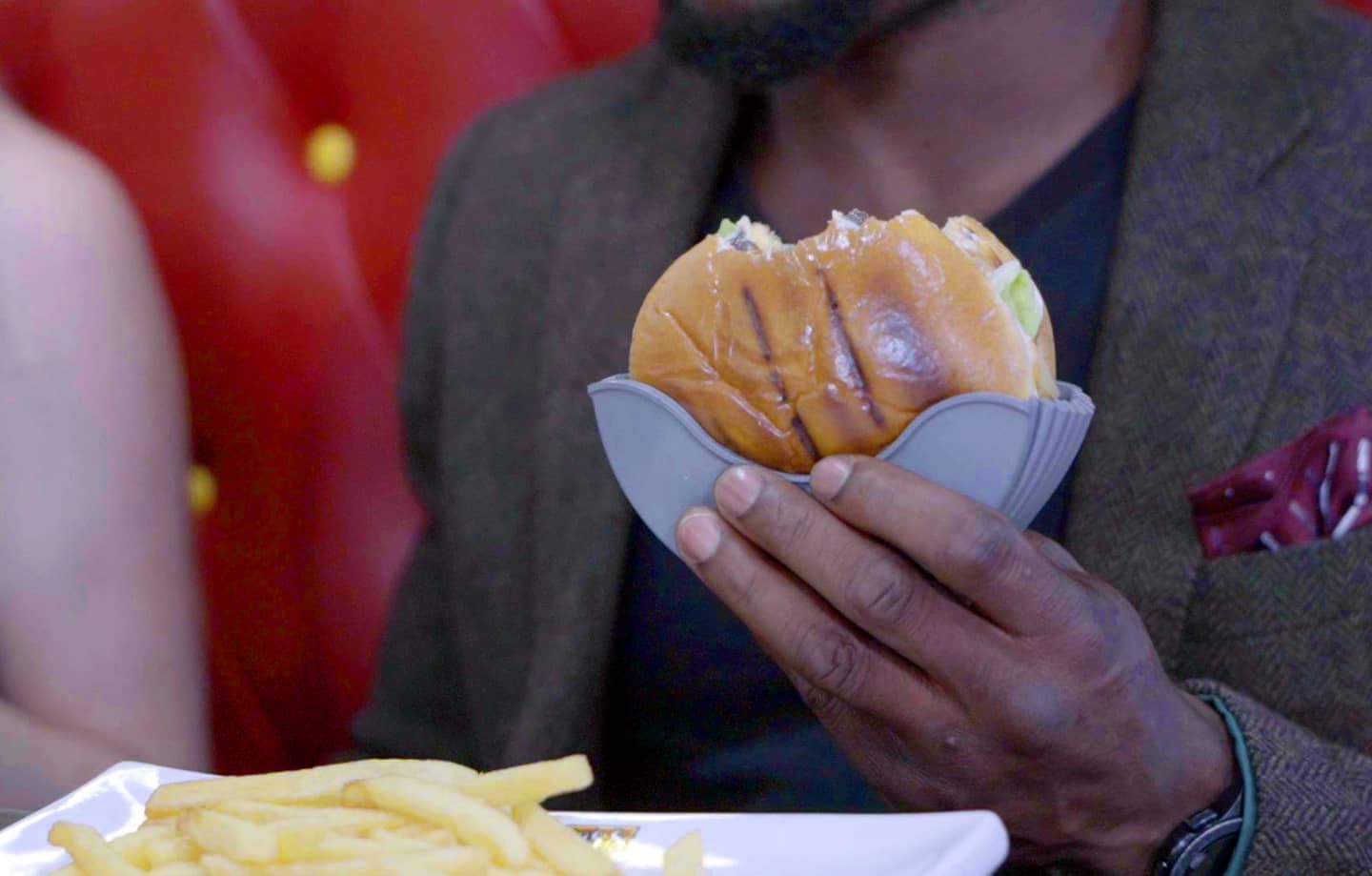 Burger Buddy Hamburger Holder - Silicone burger holder prevents juices and sauces from spilling