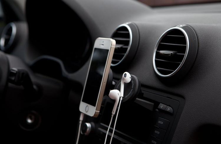 DuoMount Lets You Mount Two Phones Using Your Cars CD Slot