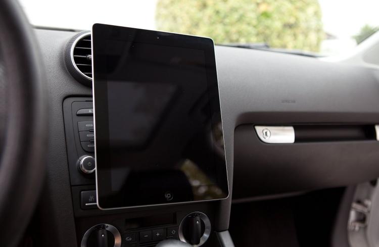 DuoMount Lets You Mount Two Phones Using Your Cars CD Slot