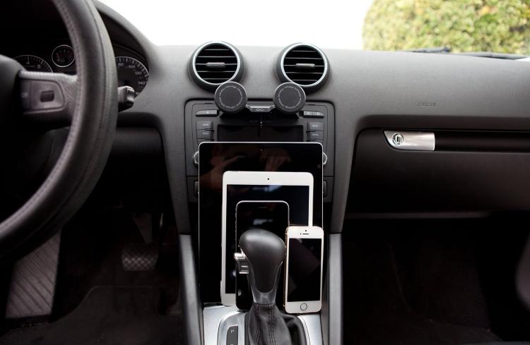 DuoMount Lets You Mount Two Phones Using Your Cars CD Slot