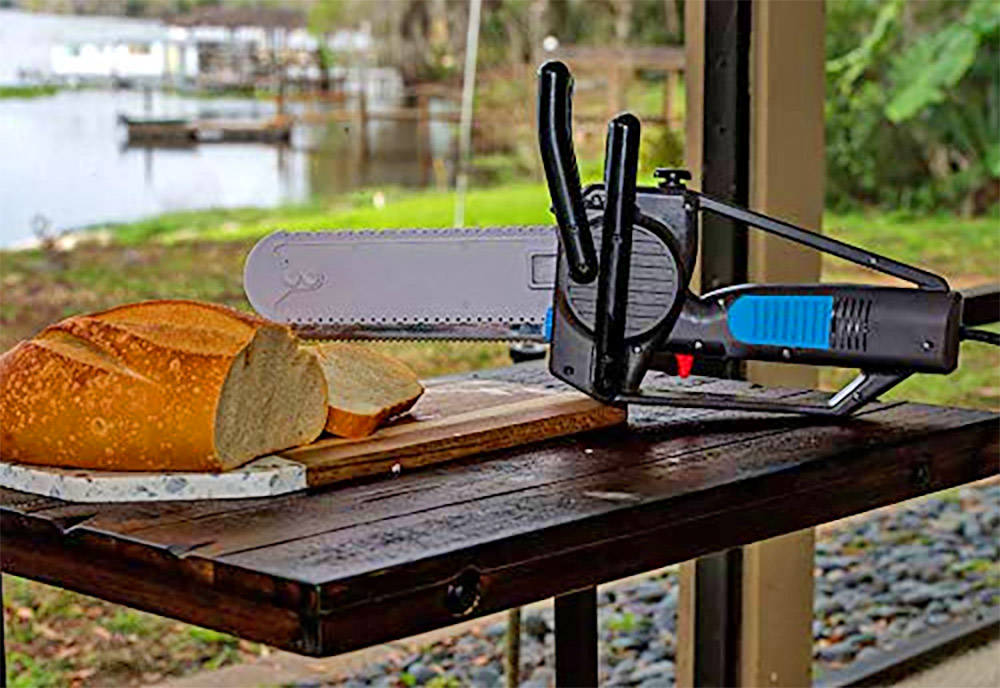 This Electric Knife That Carved Large Roasts Like a Mini Chainsaw