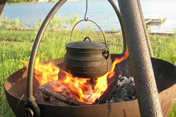 Cowboy Cauldron A Hanging Tripod Fire Pit Bbq Probably The