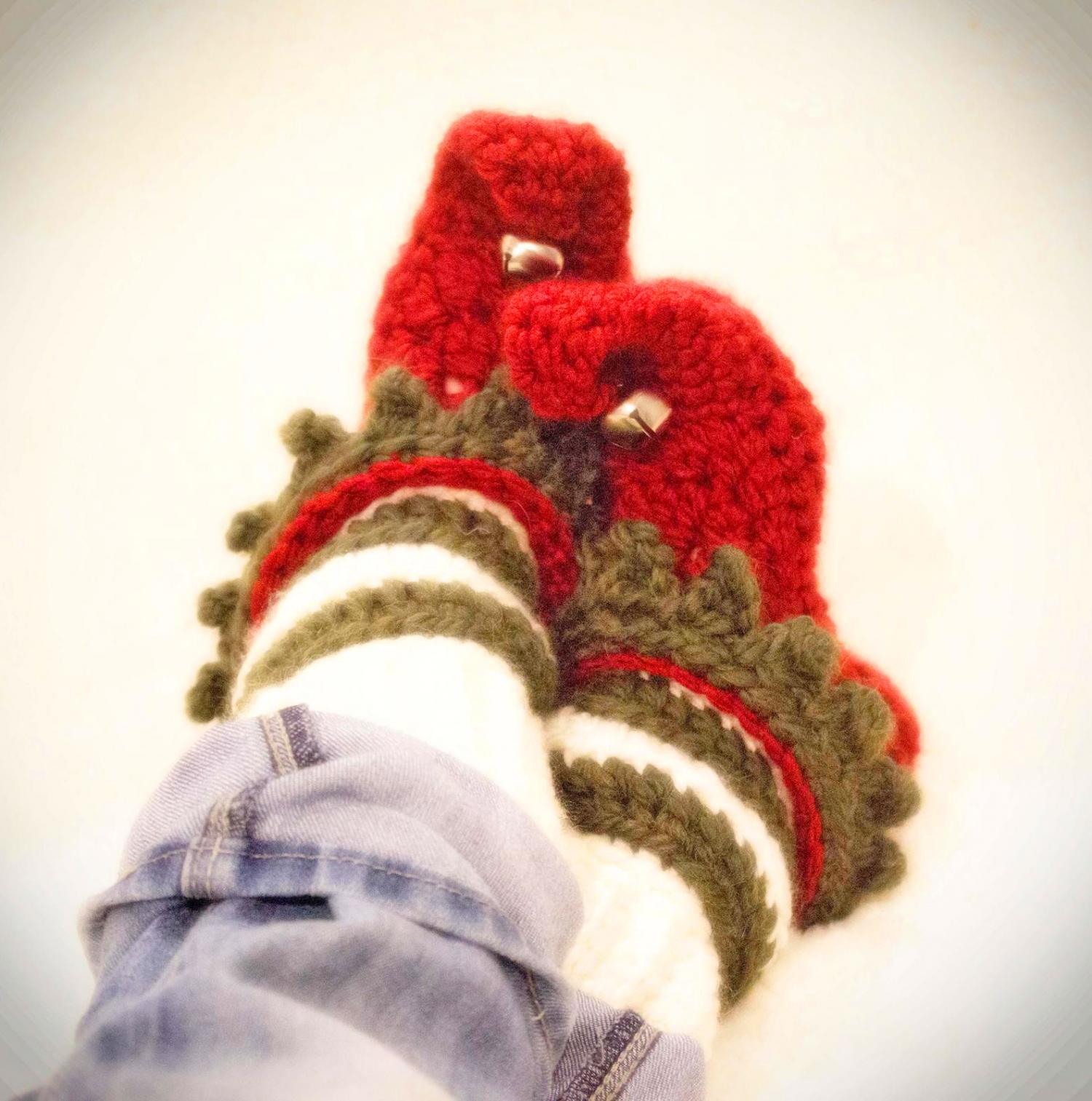 Crochet Elf Slippers - Pattern to crochet your own DIY crochet elf slippers