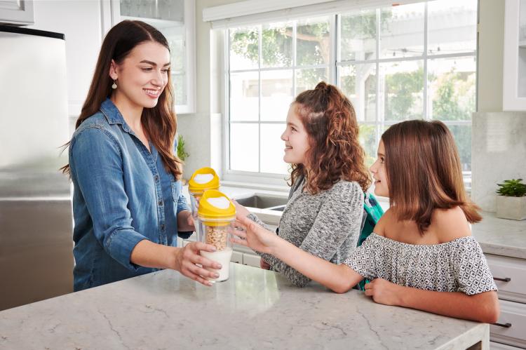 This Divided Milk and Cereal Cup Lets You Eat Breakfast While On The Go