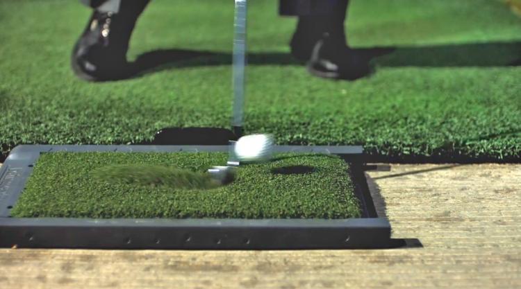 Divot Simulating Golf Mat Helps Practice On Natural Turf