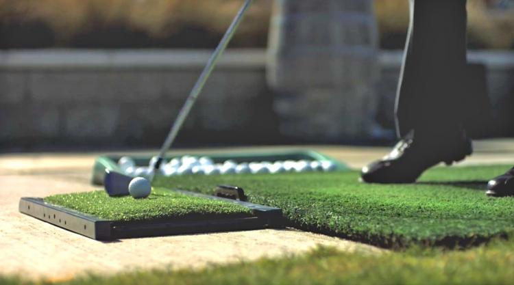 Divot Simulating Golf Mat Helps Practice On Natural Turf